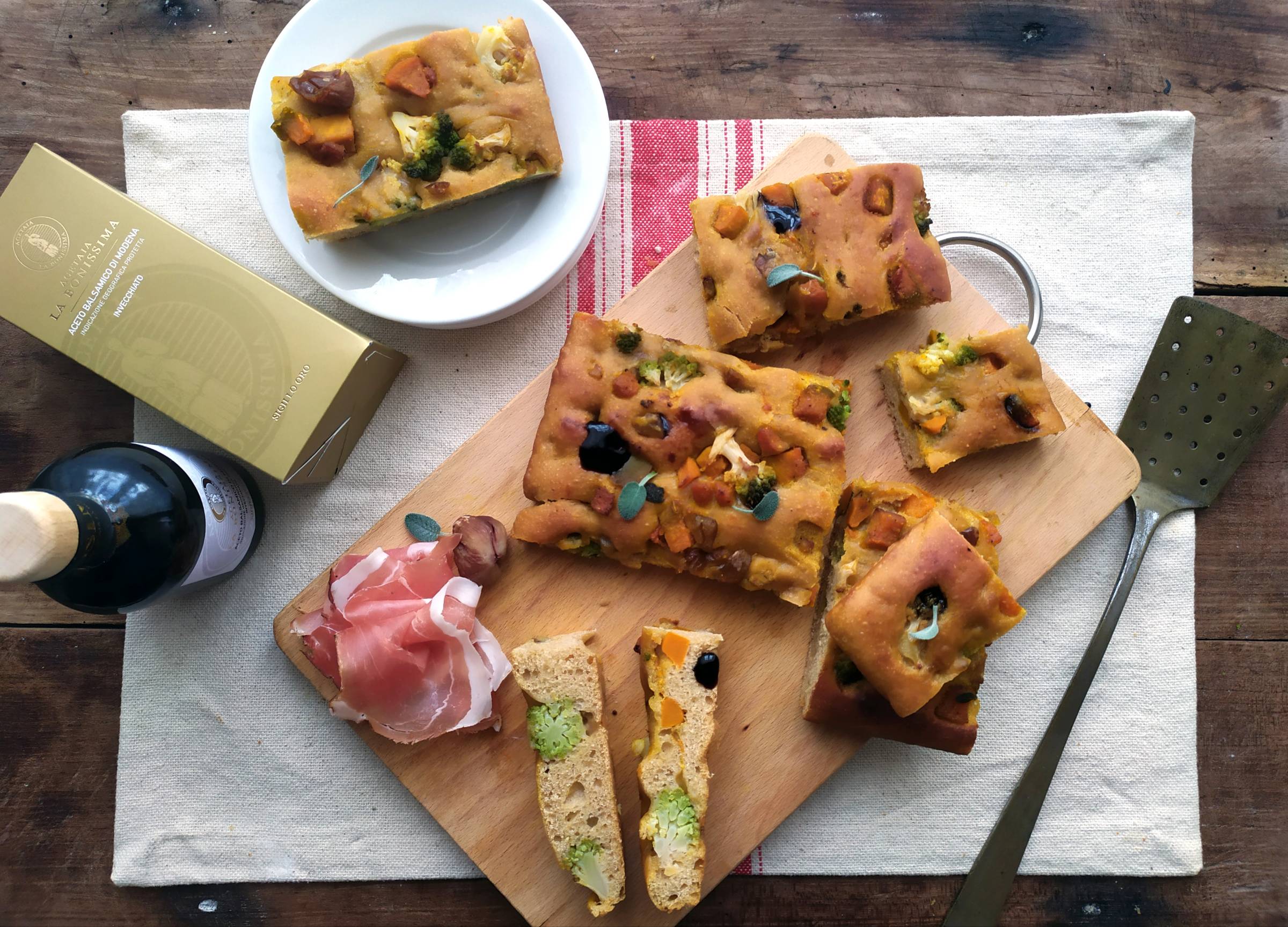 Focaccia morbida all'Aceto Balsamico di Modena con verdure autunnali