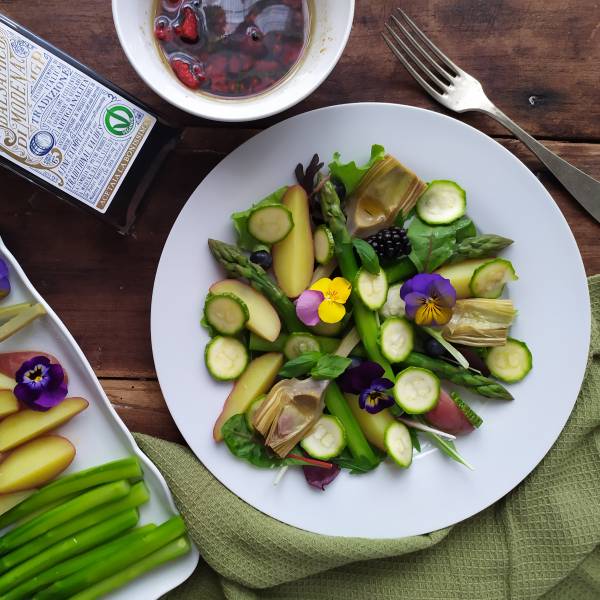 Insalata di primavera al vapore con vinagrette al Balsamico e lamponi
