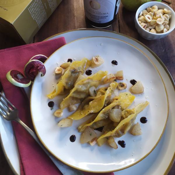 Ravioli all’ Aceto Balsamico con radicchio trevigiano, pancetta, pere e granella di nocciole