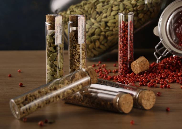 1️⃣ Scegli le spezie e botaniche che preferisci